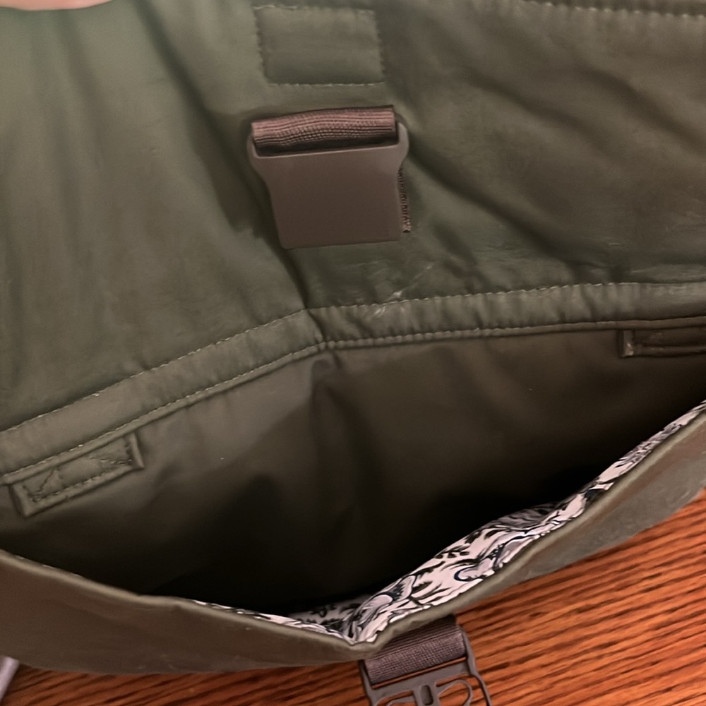 Vera Bradley Utility Travel Bag Olive Green - Picture 9 of 9